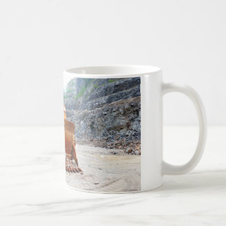 Alter schädigender Bagger, der in einem Kaffeetasse