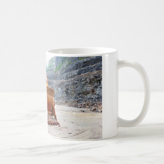 Alter schädigender Bagger, der in einem Kaffeetasse (Rechts)