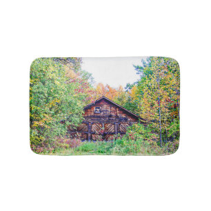 Alter Stall im Herbst Badematte