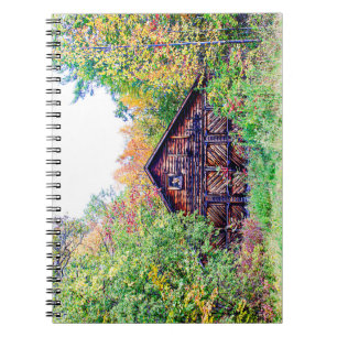 Alter Stall im Herbst Notizblock