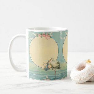 Alter Storch mit Babyjungen in blauem Tuch Kaffeetasse