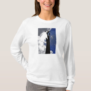 Alter toter Baum gegen dunklen bewölkten Himmel T-Shirt