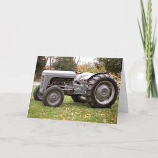 Alter Traktor im Herbst Karte