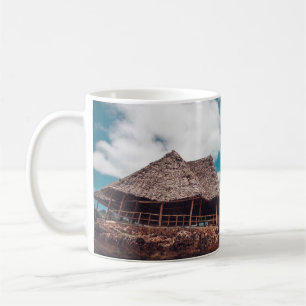 Alter tropischer Bungalow aus Holz am Strand. Kaffeetasse