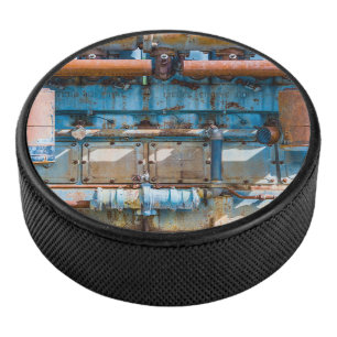 Alter und rostiger Atlas Imperial Diesel Motor in Eishockey Puck