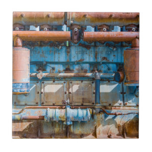 Alter und rostiger Atlas Imperial Diesel Motor in  Fliese