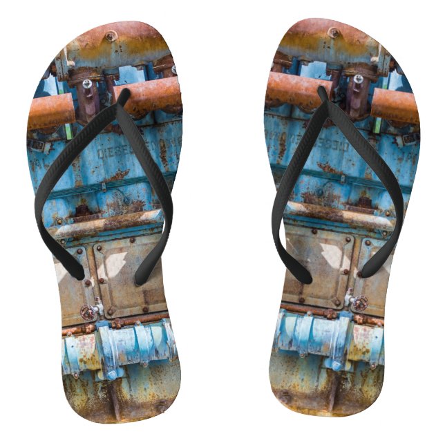 Alter und rostiger Atlas Imperial Diesel Motor in  Flip Flops (Fußbett)