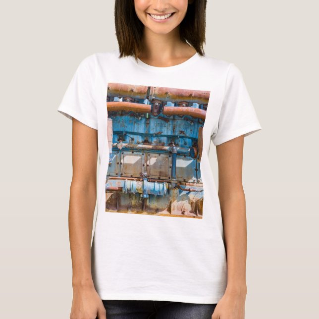 Alter und rostiger Atlas Imperial Diesel Motor in  T-Shirt (Vorderseite)