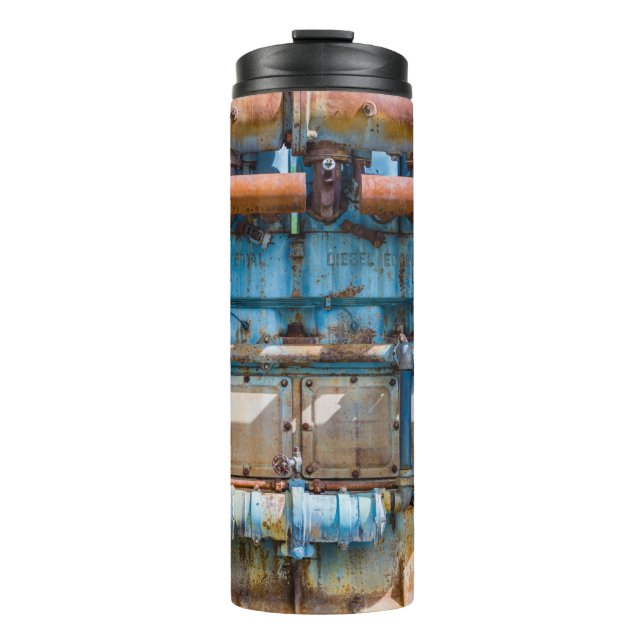 Alter und rostiger Atlas Imperial Diesel Motor in  Thermosbecher (Vorderseite)