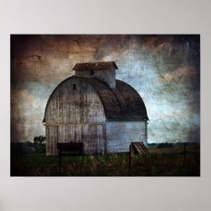 Alter weißer Stall auf dem Feld Poster