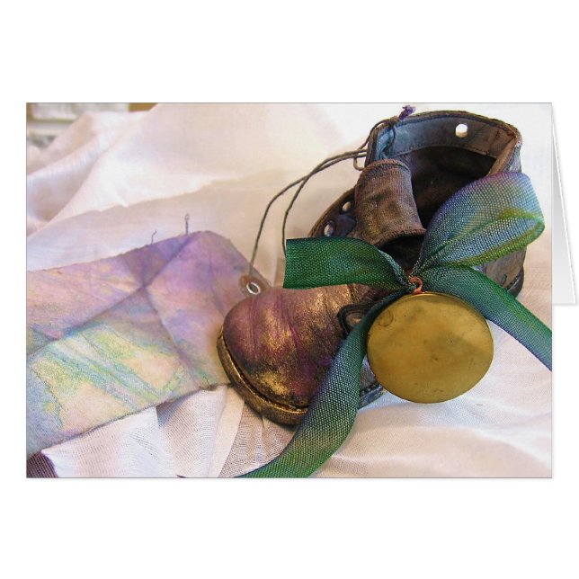 Alter Zeit-Babyschuh u. Locket (Vorderseite (Horizontal))