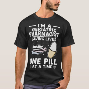 Ältere Apotheker, die eine Tablette zu einer Ti Re T-Shirt
