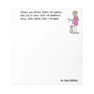 Ältere Frau lacht über Anzeichen des Alterns Notizblock