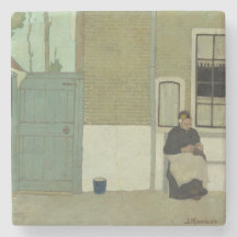 Ältere Frau vor einem Haus in den Niederlanden