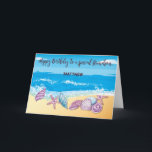 Ältere Grandson zum Geburtstag Personalisiert mit  Karte<br><div class="desc">Dieses lustige und kühn gestaltete Stranddesign zeigt eine helle Küste, die von Muscheln gesäumt ist, während die Wellen im Hintergrund herumrollen. Sein Name zeichnet sich durch eine bounzige, wellenförmige Schrift aus, die einen personalisierten und spielerischen Look verleiht. Diese Karte wurde für einen Teenager oder erwachsenen Enkel erstellt und erfasst seine...</div>