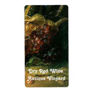 ÄLTERE WEINHALBUNG UND ROTE TRAUBEN
