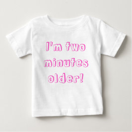 Ältere Zwillingsfrau.. Ich bin zwei Minuten älter! Baby T-shirt