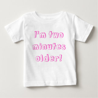Ältere Zwillingsfrau.. Ich bin zwei Minuten älter! Baby T-shirt