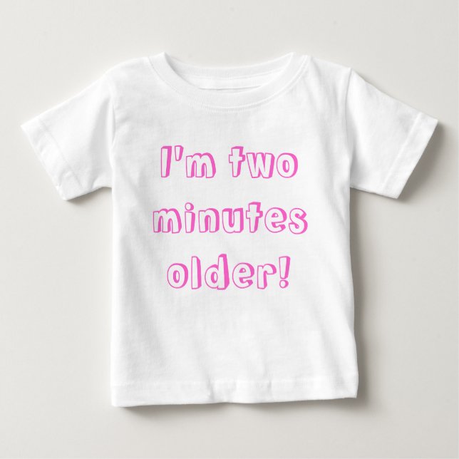Ältere Zwillingsfrau.. Ich bin zwei Minuten älter! Baby T-shirt (Vorderseite)