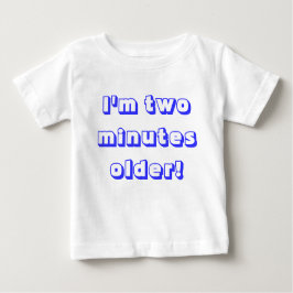 Ältere Zwillingsjunge.. Ich bin zwei Minuten älter Baby T-shirt
