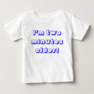 Ältere Zwillingsjunge.. Ich bin zwei Minuten älter Baby T-shirt