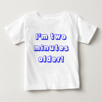 Ältere Zwillingsjunge.. Ich bin zwei Minuten älter Baby T-shirt