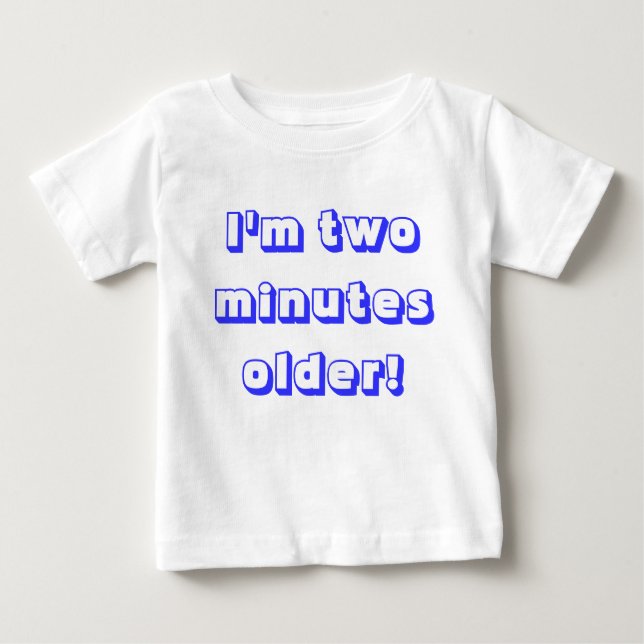 Ältere Zwillingsjunge.. Ich bin zwei Minuten älter Baby T-shirt (Vorderseite)