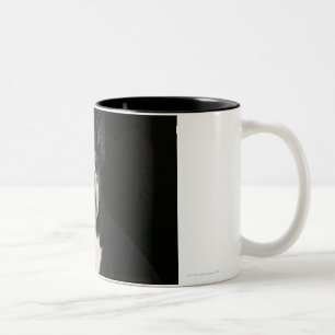 Älteres Bosten Terrier auf schwarzem Hintergrund Zweifarbige Tasse