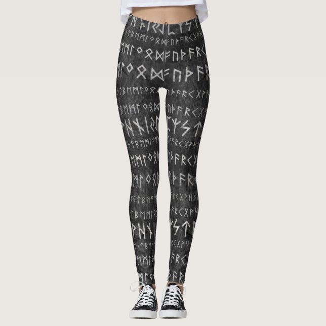 Älteres Futhark Muster auf hölzerner Leggings (Vorderseite)