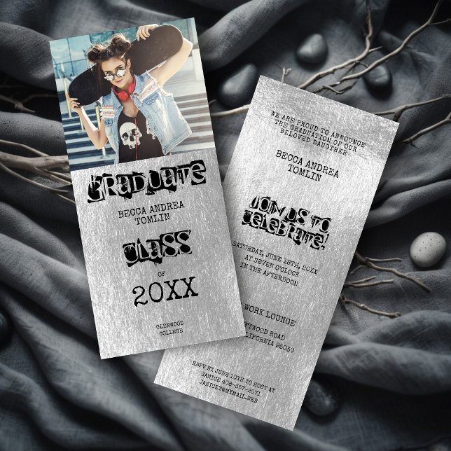 Alternative Grunge Grad Metallischer Silbereffekt (Alternative Grunge Graduation Metallic Silver Effect Photo Invitation. )