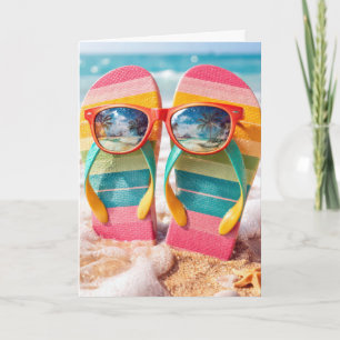 Altersbrille auf Flip-Flops im Strandsand Karte