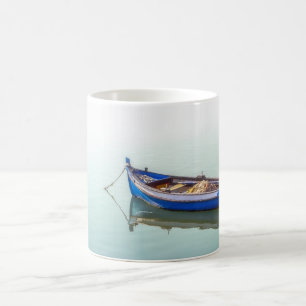 Altes Aiola Boot. Kleines Ruderboot in Seixal Bay. Kaffeetasse