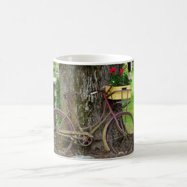 Altes antikes Fahrrad mit Blumen-Korb Tasse (Mittel)