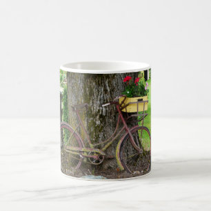 Altes antikes Fahrrad mit Blumenkorb Tasse