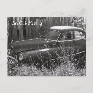 Altes Auto in der Postkarte eines Felds abgehängt