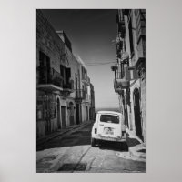 Altes Auto in einer Straße in Italien mit Meer
