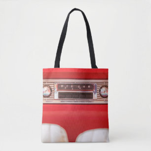 Altes Autoradio in einem roten klassischen amerika