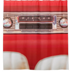 Altes Autoradio in einem roten klassischen amerika Duschvorhang