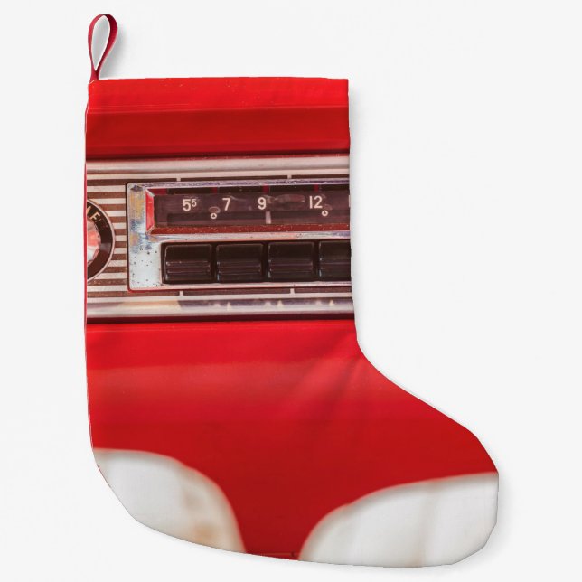 Altes Autoradio in einem roten klassischen amerika Kleiner Weihnachtsstrumpf (Vorderseite)