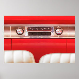 Altes Autoradio in einem roten klassischen amerika Poster