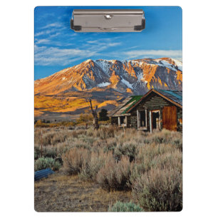 Altes Bauernhaus entlang der Hwy 395 im June Lake Klemmbrett