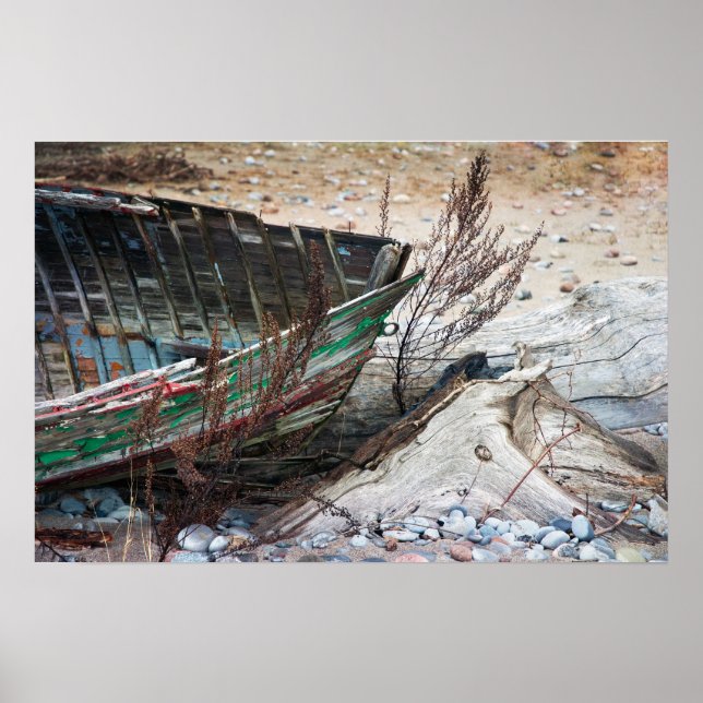 Altes bemaltes Holzboot am Strand abandoniert Poster (Vorne)