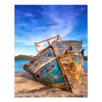 Altes blaues Boot am Meer