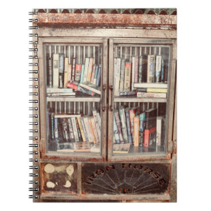 Altes Bücherregal mit Büchern Notizblock