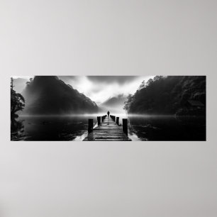 Altes Dock am See B&W Foto - Ultra breit Poster