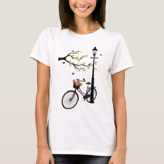Altes Fahrrad mit Lampe, Blumenkorb, Vögel, Baum T-Shirt