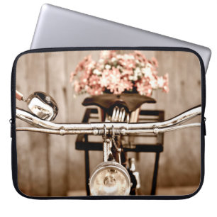 Altes Fahrrad und Blumen verschwimmen im Hintergru Laptopschutzhülle