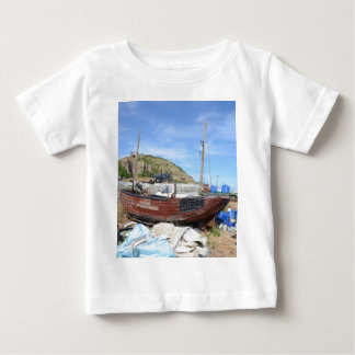 Altes Fischerboot auf dem Strand Baby T-shirt