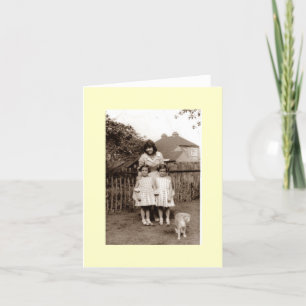 altes Foto niedlich eineiige Zwillingsmädchen mit  Karte