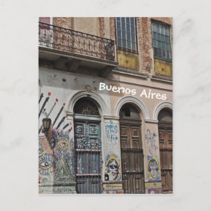 Altes Gebäude mit Balkon Graffiti & Doors Postkarte